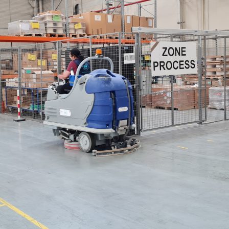 Djamila, agent de propreté sur une laveuse autoportée