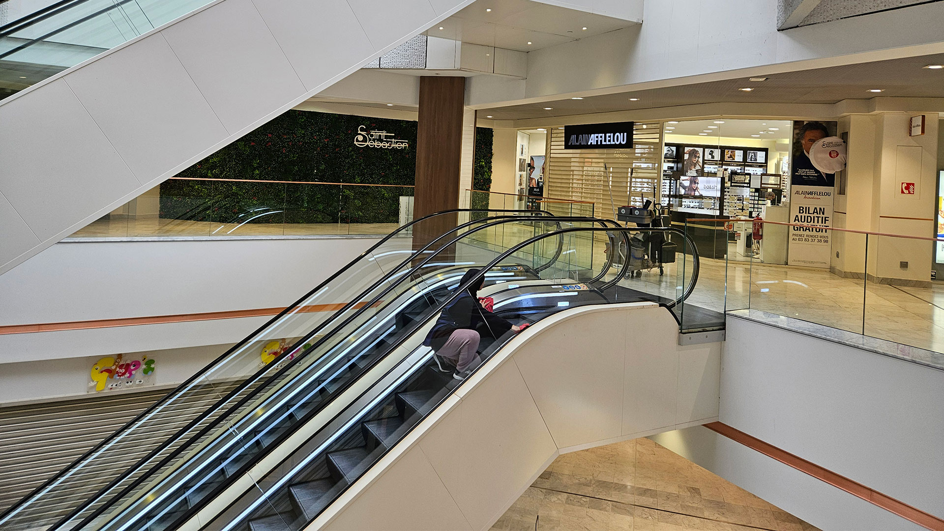 nettoyage escalator centre commercial