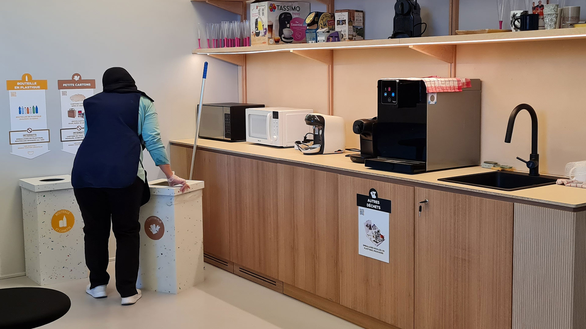 Nettoyage sol cafétéria