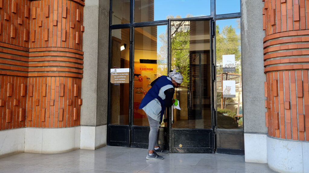 agent qui désinfecte une poignée