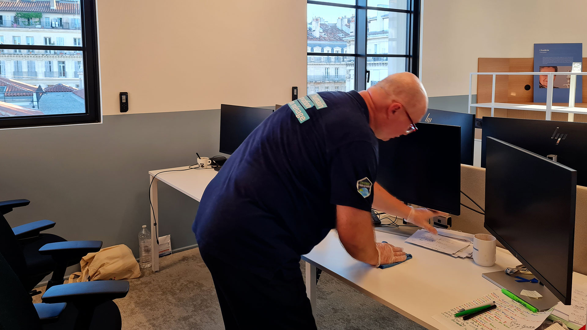 agent qui désinfecte un bureau